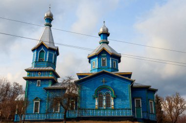 Ukrayna köyündeki eski ahşap kilise.