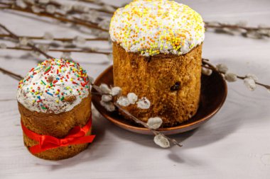 Beyaz ahşap masada kedi söğüt dalları ile Paskalya kek