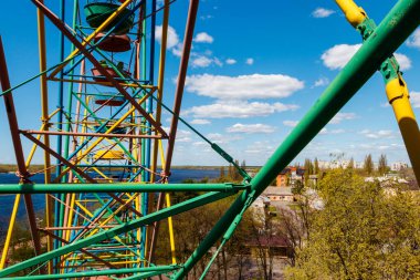 Şehir parkında dönme dolap