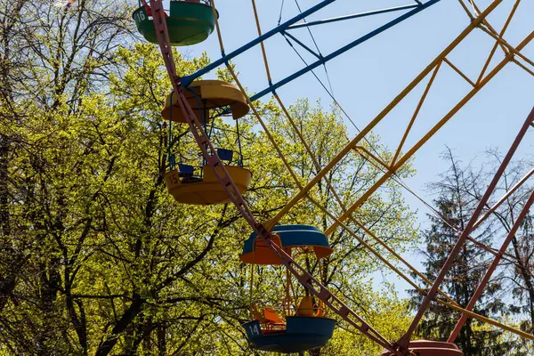 Şehir Parkında Dönme Dolap — Stok fotoğraf