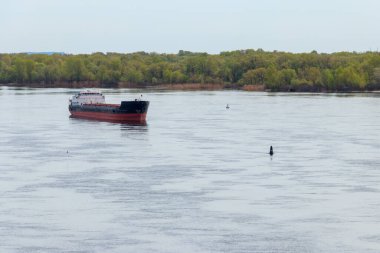 Kargo gemisi Dinyeper nehrinde yol alıyor.
