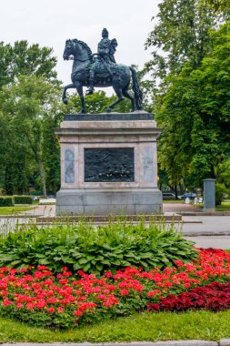 St. Petersburg, Rusya 'daki Aziz Michael Kalesi yakınlarındaki Büyük Peter Anıtı