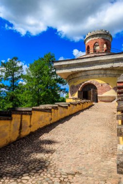 Rusya, Puşkin 'deki Tsarskoye Selo' daki Catherine Park 'taki kule yıkıntısı.