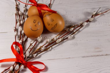 Kukum twigs ve yumurta beyaz ahşap tablo Easter kompozisyonu