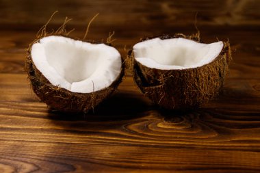 Kırsal ahşap masada taze hindistan cevizi.