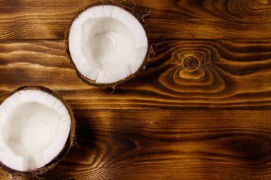 Kırsal ahşap masada taze hindistan cevizi. Üst görünüm, alanı kopyala