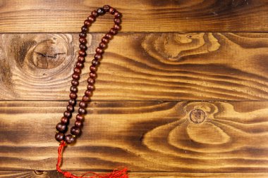 Ahşap arka planda ahşap tespih. Üst görünüm, alanı kopyala