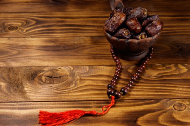 Tahta masadaki meyve ve tespihle çıkıyor. Müslümanların kutsal Ramazan bayramı