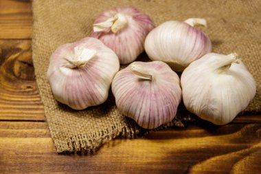 Tahta masada sarımsak soğanları.