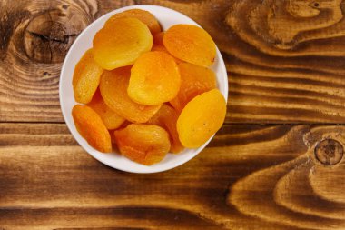 Ahşap masada kurumuş kayısılar. Üst görünüm