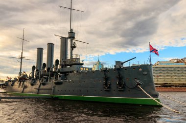 Eski devrimci Aurora kruvazörü, Ekim devriminin sembolü, şu anda Rusya 'nın Saint Petersburg kentindeki Neva nehrinde bir müze gemisi olarak korunuyor.