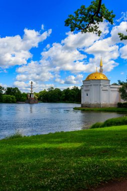 Tsarskoye Selo, Puşkin, Rusya 'daki Catherine Park' ta Chesme sütunu ve Türk hamamı pavyonu