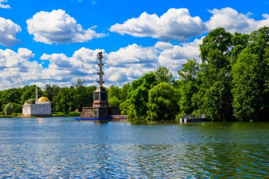 Tsarskoye Selo, Puşkin, Rusya 'daki Catherine Park' ta Chesme sütunu ve Türk hamamı pavyonu