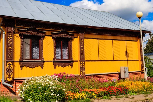 Eski Ahşap Kırsal Rus Evlerinin Üzerine Oyulmuş Çerçeveli Süslemeli Pencereler — Stok fotoğraf
