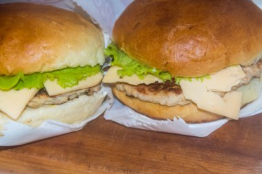 Tahtada taze çizburger.