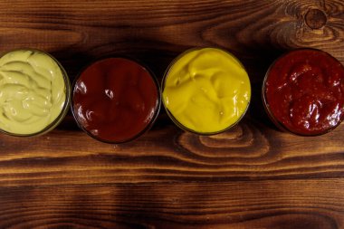 Ahşap masadaki soslar. Üst görünüm