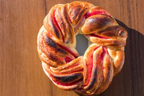 Zoete Broodje Met Jam Houten Tafel Bovenaanzicht — Stockfoto