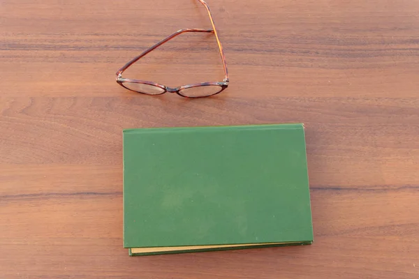 Libro Cerrado Anteojos Sobre Fondo Madera — Foto de Stock