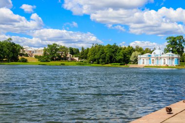 Rusya 'nın Puşkin kentindeki Tsarskoye Selo' daki Catherine parkında Büyük Göl kıyısındaki Grotto Pavyonu ve Cameron galerisi