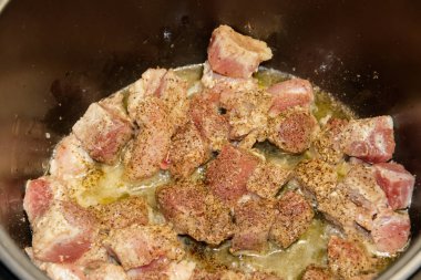 Yavaş ateşte pişen domuz eti.