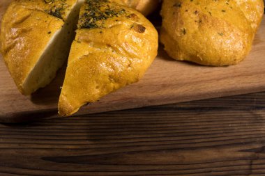 Taze ekmek ciabatta ahşap masa üzerinde kesme tahtası üzerinde