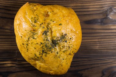 Taze ekmek ciabatta ahşap masa üzerinde. Üstten Görünüm