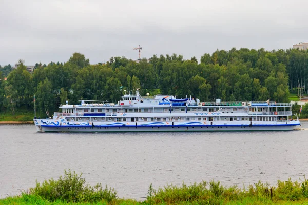 Passenger Ship Sailing Volga River Yaroslavl Russia — Stock Photo, Image