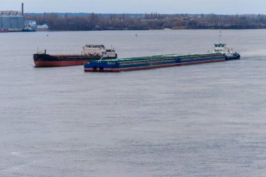 Kargo gemisi ve mavna Dnieper Nehri üzerinde yelken
