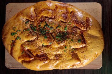 Tahta üzerinde tahta kesme tahtasında pide ekmeği. Üst görünüm