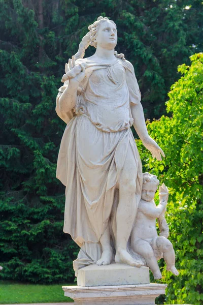 Escultura Mármol Aire Parque Inferior Peterhof San Petersburgo Rusia —  Fotos de Stock