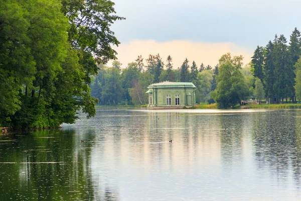 Vista Lago Com Pavilhão Vênus Ilha Amor Parque Gatchina Rússia — Fotografia de Stock