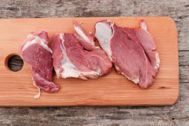 Rustik masada kesme tahtası üzerinde çiğ domuz eti. Üstten Görünüm
