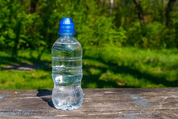 Botella Plástico Con Agua Potable Fresca Sobre Una Mesa Madera — Foto de Stock