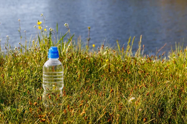 Botella Plástico Con Agua Potable Fresca Hierba Verde Una Orilla — Foto de Stock