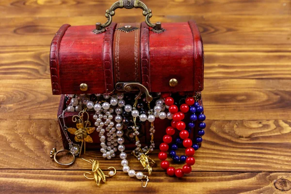 Vintage Treasure Chest Full Jewelry Accessories Wooden Background — Stock Photo, Image