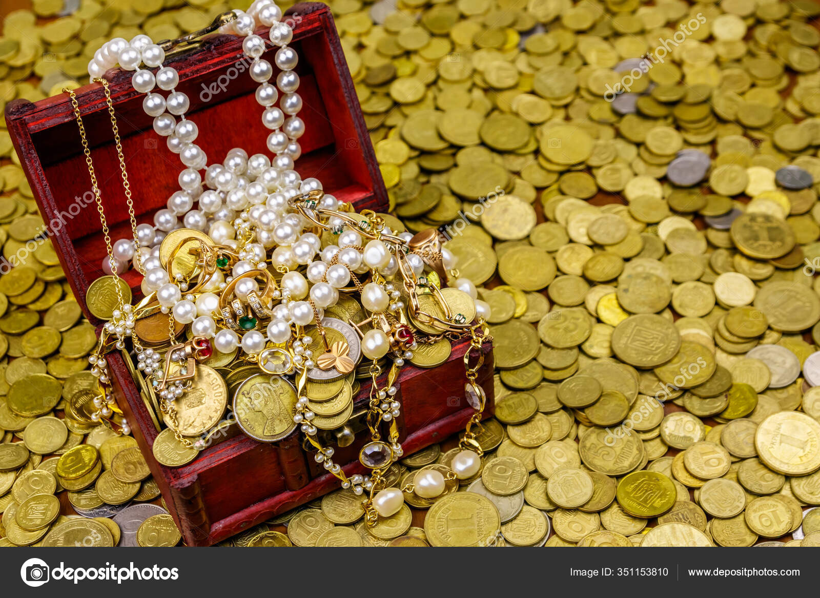 Vintage Treasure Chest Full Gold Coins Jewelry Background Golden Coins Stock  Photo by ©OlyaSolodenko 351153810