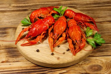 Ahşap masada kaynamış kerevit.
