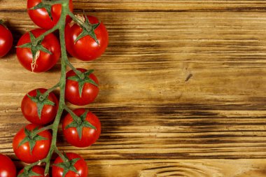 Tahta bir masada taze kiraz domatesleri. Üst görünüm