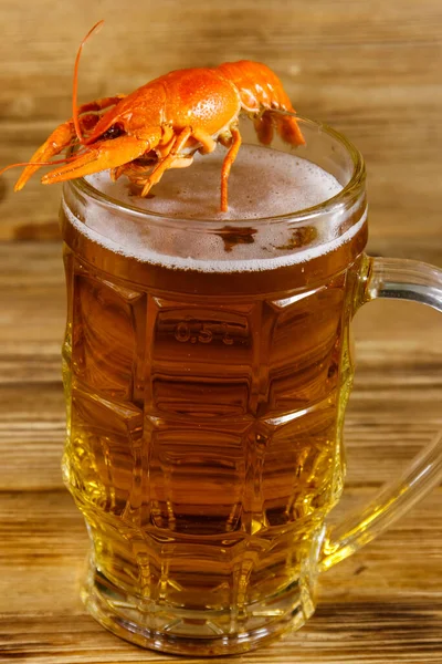 Écrevisses Bouillies Tasse Bière Sur Une Table Bois — Photo