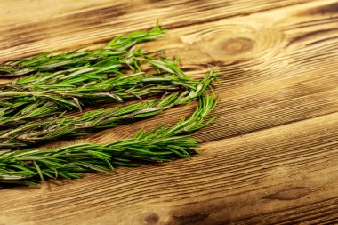 Ahşap bir masada taze biberiye otlar