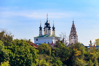 Rusya 'nın Suzdal kentindeki Kamenka nehrinin sol kıyısında yer alan St. Alexander Manastırı' nın çan kulesiyle Yükseliş Kilisesi manzarası. Rusya 'nın Altın Yüzüğü
