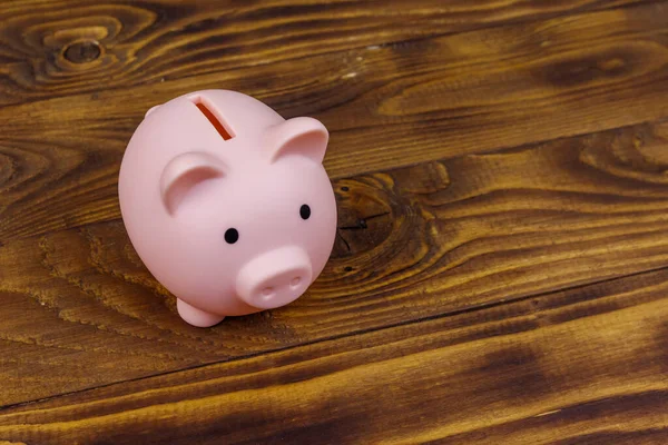 Piggy Bank Rosa Fundo Madeira — Fotografia de Stock