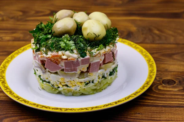Salată Tradițională Rusească Stratificată Lamă Ciuperci Din Cartofi Fierți Morcovi — Fotografie, imagine de stoc