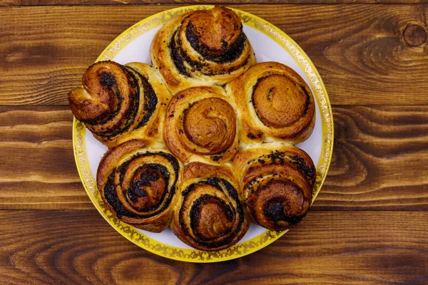 Zoet Broodje Met Papaverzaadjes Houten Tafel Bovenaanzicht — Stockfoto