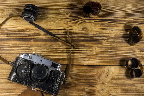 Retro Photo Camera Photo Film Lens Wooden Table Top View — Stock Photo, Image