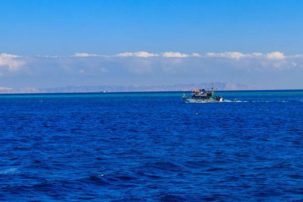 Рыболовный Траулер Плавает Красном Море Хургаде Египет — стоковое фото