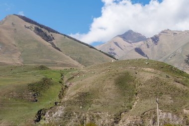Gürcistan 'daki Kafkas dağlarının manzarası
