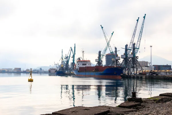 バトゥーミ ジョージアの黒海の貨物港 — ストック写真