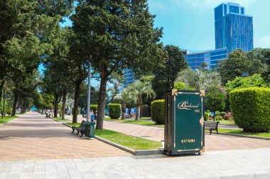 Batumi, Adjara, Georgia - 3 Mayıs 2018: Batumi Bulvarı 'nda yürüyen ve dinlenen bilinmeyen insanlar