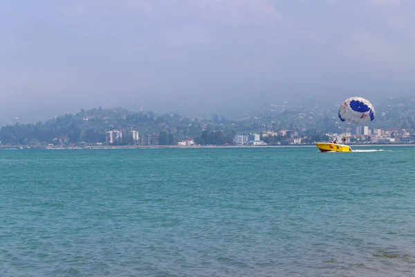 Batumi Georgia Mayo 2018 Parasailing Calm Blue Sea Yellow Motorboat — Foto de Stock